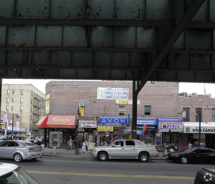 80-20 Roosevelt Ave, Flushing, NY à louer - Photo du bâtiment - Image 3 de 10