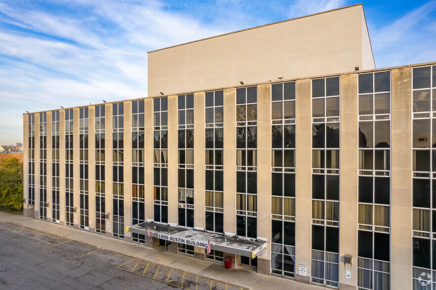 1900 N Austin Ave, Chicago, IL à louer - Photo du bâtiment - Image 3 de 22