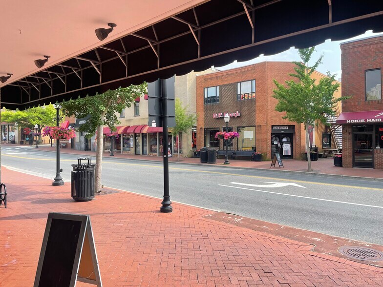 208 N Main St, Blacksburg, VA à vendre - Photo du bâtiment - Image 2 de 8