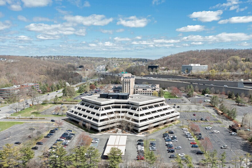 660 White Plains Rd, Tarrytown, NY à louer - Photo du bâtiment - Image 3 de 10