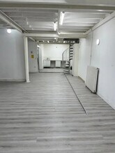 Retail in Paris for lease Interior Photo- Image 2 of 14