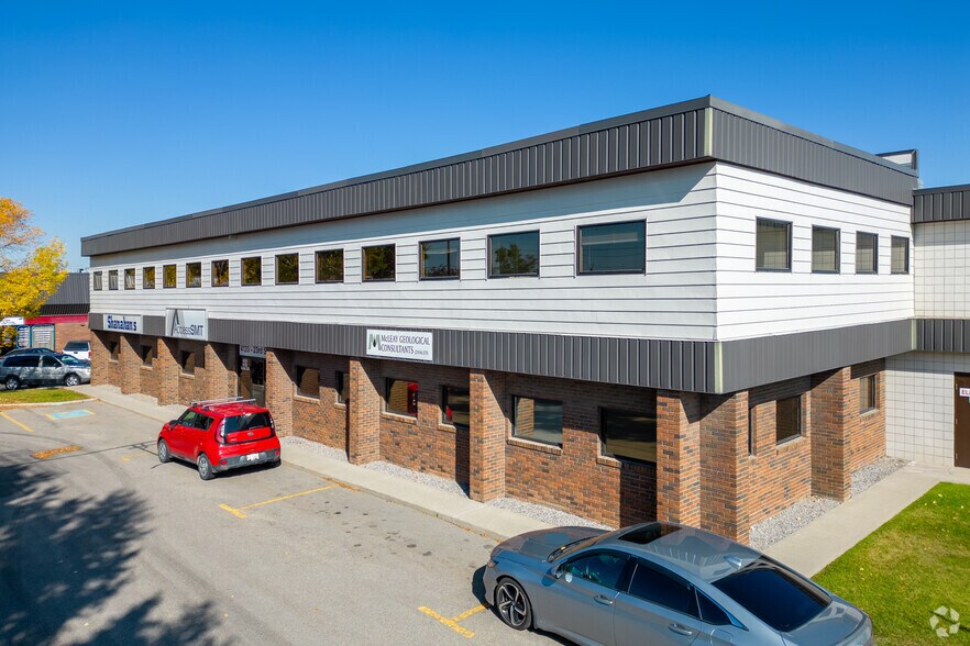 4120 23 St NE, Calgary, AB à louer - Photo du bâtiment - Image 2 de 6