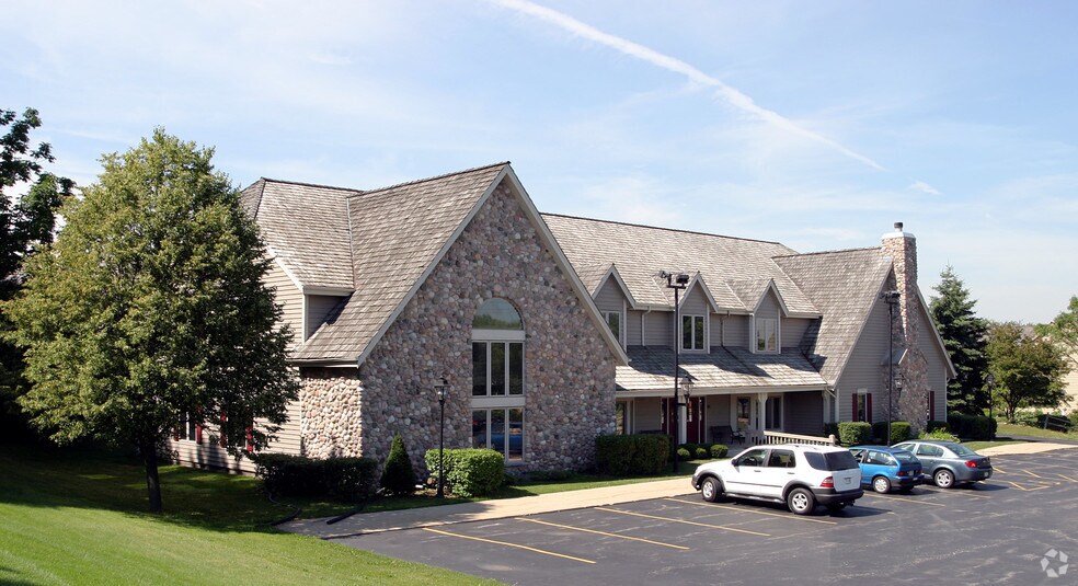 18525 W Capitol Dr, Brookfield, WI for sale - Primary Photo - Image 1 of 2