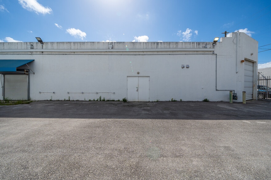 2585 NW 21st Ter, Miami, FL à louer - Photo du bâtiment - Image 3 de 54