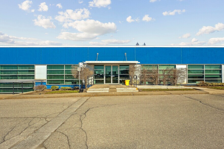 255 Attwell Dr, Toronto, ON à vendre - Photo du bâtiment - Image 3 de 4