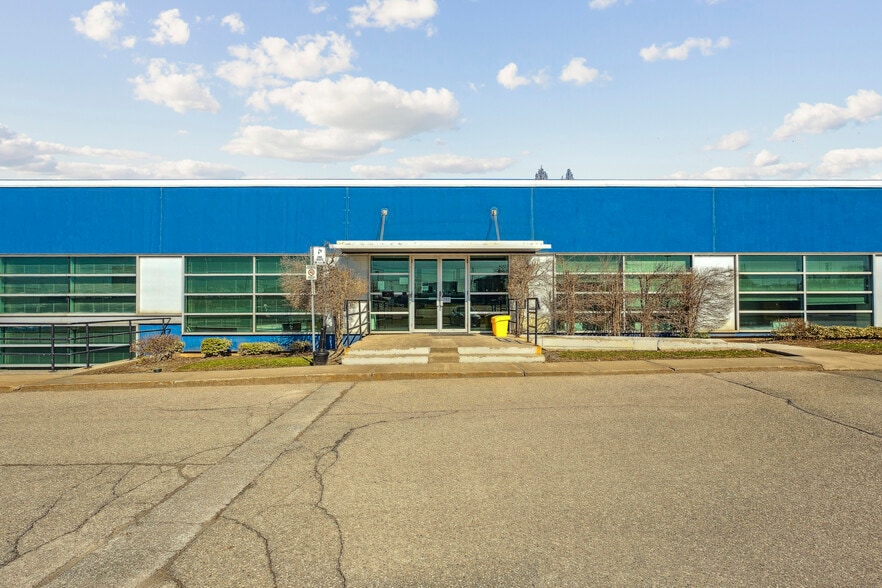 255 Attwell Dr, Toronto, ON à vendre - Photo du bâtiment - Image 3 de 4