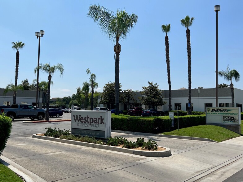 5251 Office Park Dr, Bakersfield, CA for lease - Building Photo - Image 3 of 5