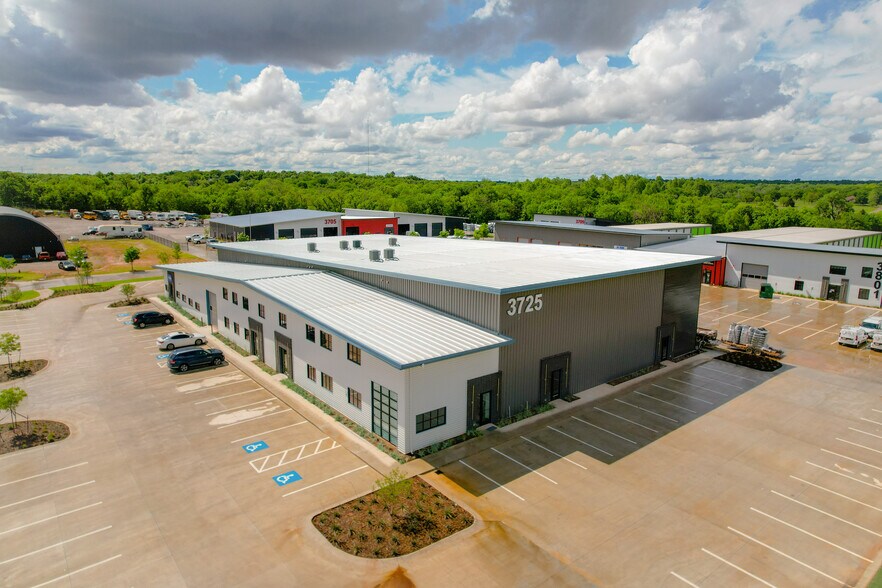 3725 NE 104th St, Oklahoma City, OK à louer - Photo du bâtiment - Image 2 de 17