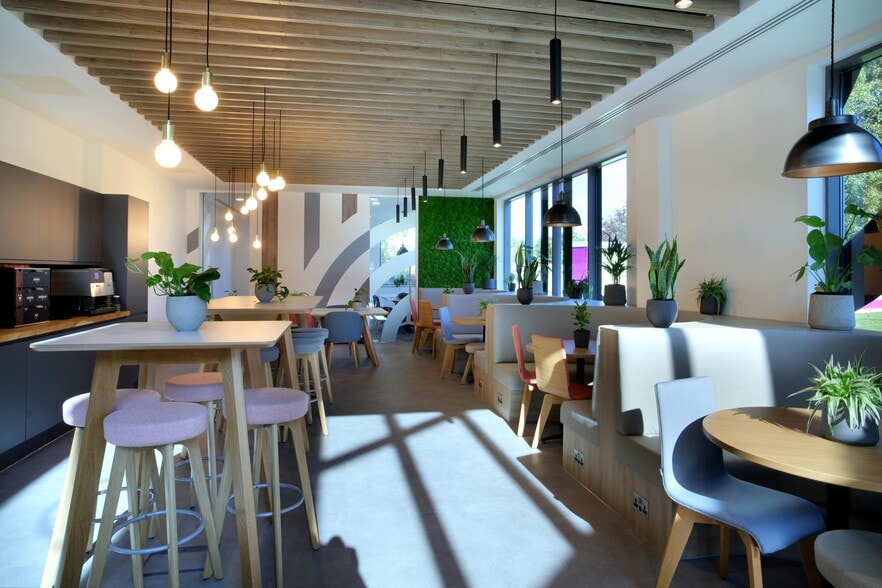 17-23 High St, Slough for lease - Interior Photo - Image 2 of 5