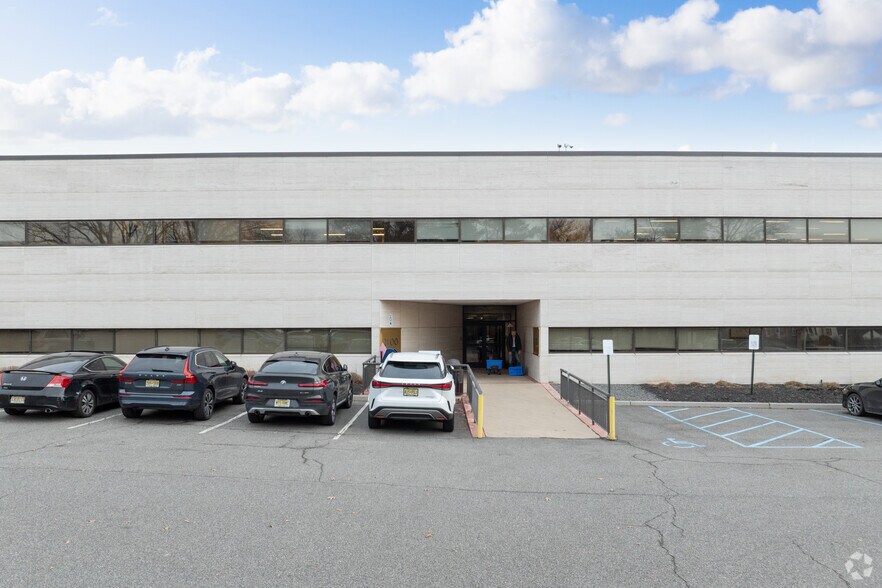 21-00 State Route 208, Fair Lawn, NJ à louer - Photo du bâtiment - Image 3 de 18