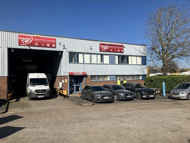 Blackthorne Rd, Slough à louer - Photo du bâtiment - Image 3 de 4