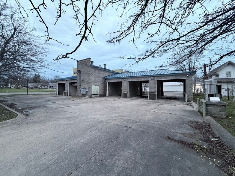 925 Nichol Ave, Anderson, IN à louer - Photo du bâtiment - Image 2 de 5