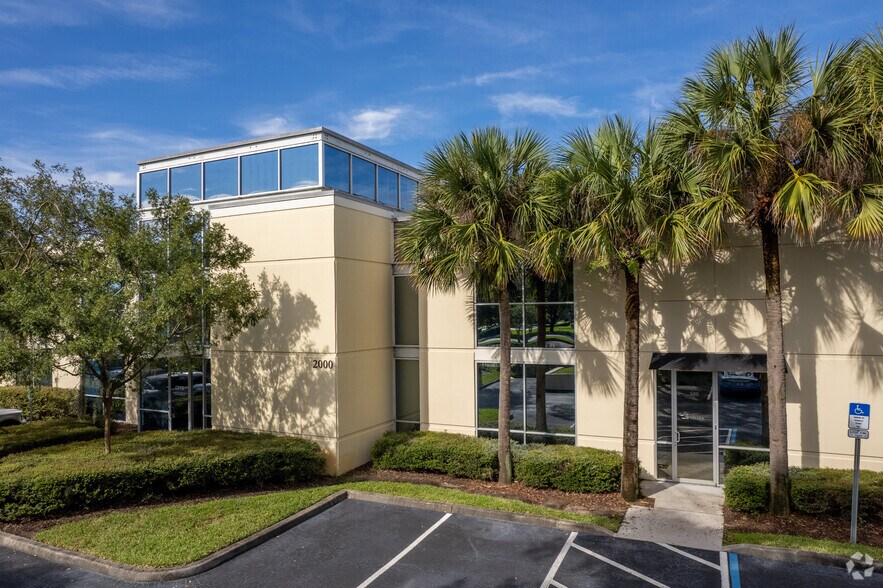 2000 N Alafaya Trl, Orlando, FL à louer - Photo du bâtiment - Image 3 de 5