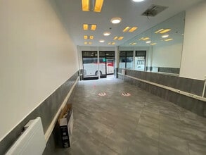 Retail in Paris for lease Interior Photo- Image 2 of 5