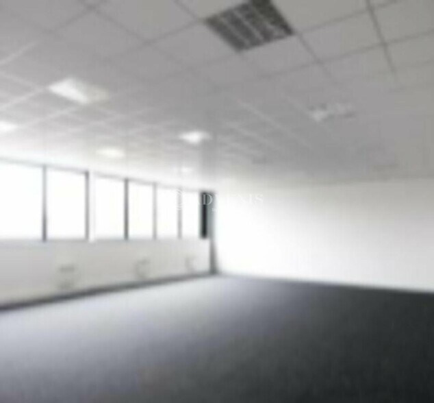 Flex in Lisses for lease - Interior Photo - Image 2 of 8