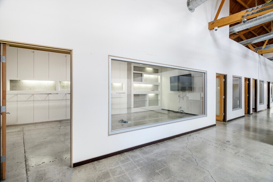 5655 W Adams Blvd, Los Angeles, CA à louer - Photo du bâtiment - Image 3 de 18