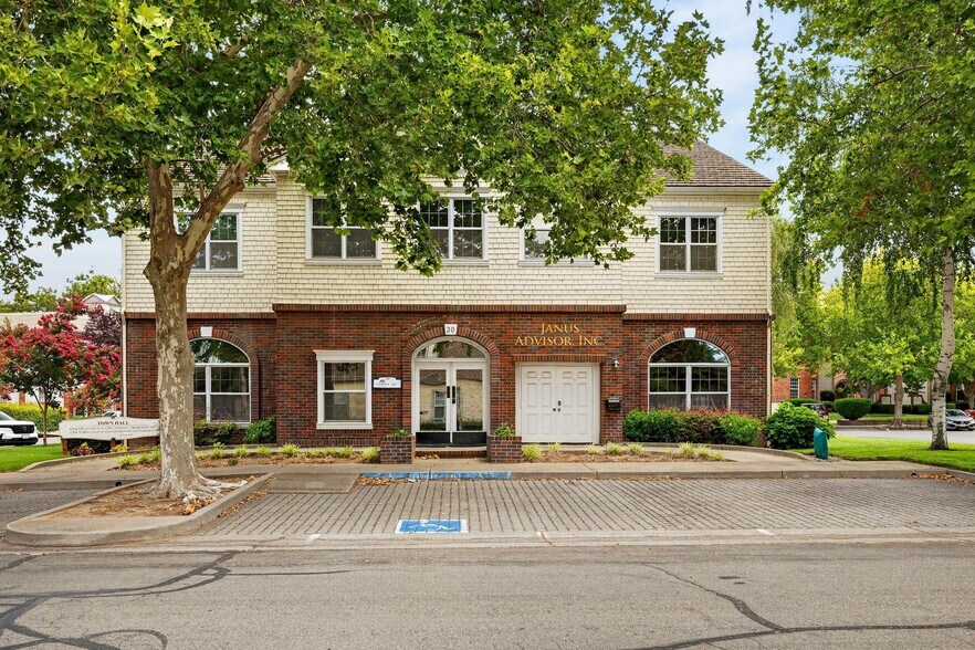 30 Constitution Dr, Chico, CA à louer - Photo du bâtiment - Image 1 de 10