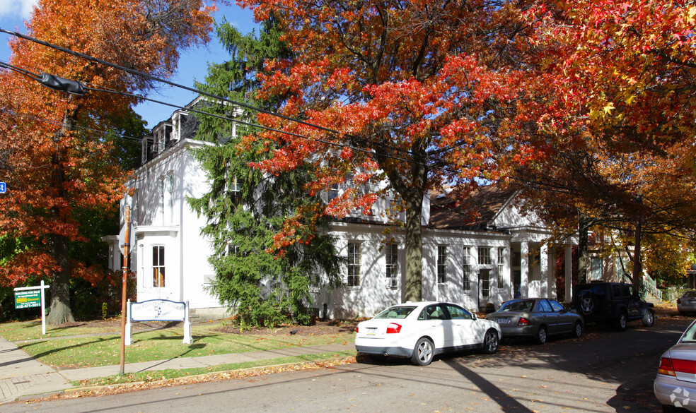 5711 Howe St, Pittsburgh, PA for sale - Building Photo - Image 1 of 1