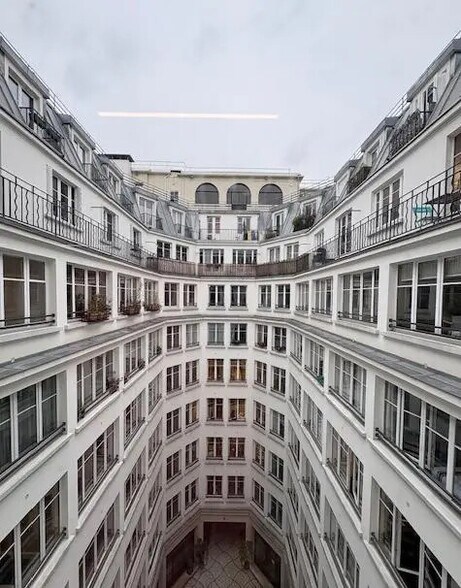 11 Rue Des Petites Ecuries, Paris à louer - Photo du bâtiment - Image 3 de 24