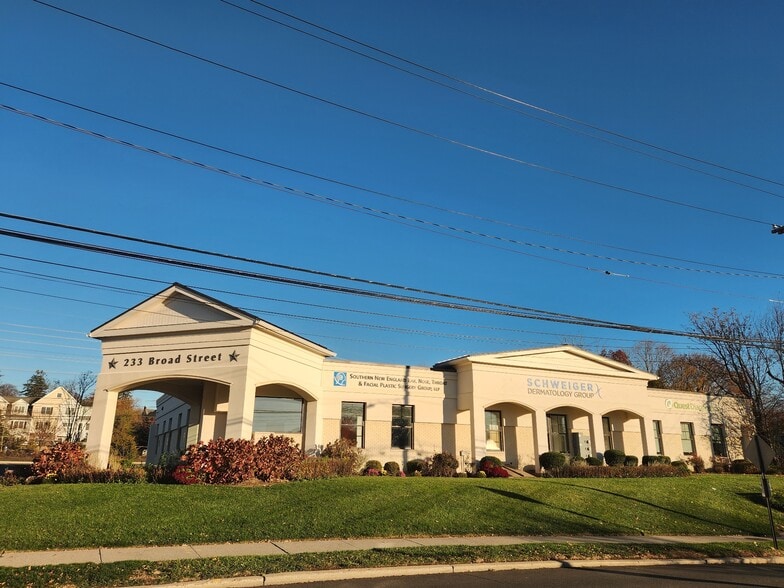 233 Broad St, Milford, CT à louer - Photo du bâtiment - Image 2 de 13