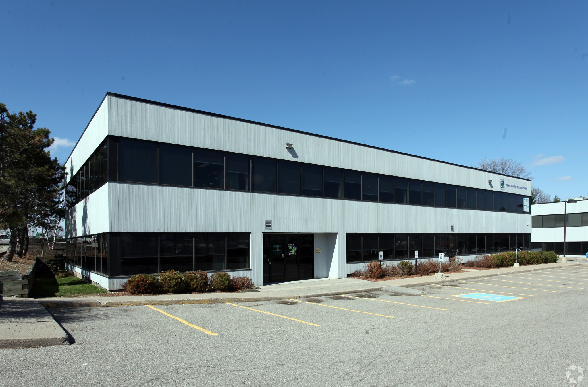 25 Millard Ave W, Newmarket, ON for sale Primary Photo- Image 1 of 1