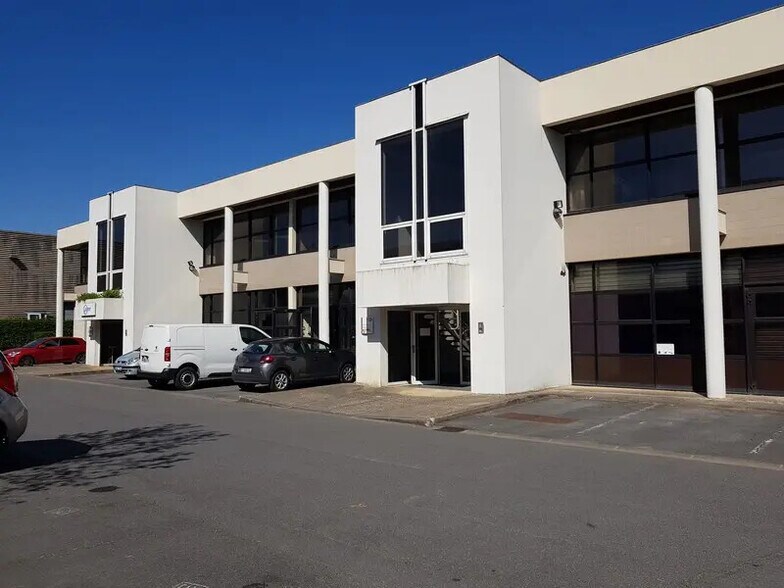 Office in Lognes for lease - Building Photo - Image 2 of 4