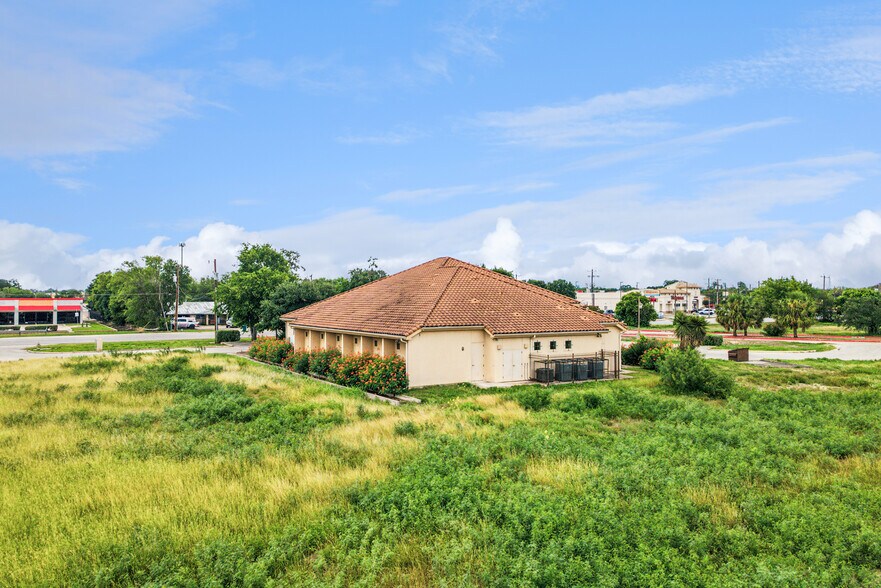 3030 Rigsby Ave, San Antonio, TX à vendre - Photo du bâtiment - Image 2 de 20