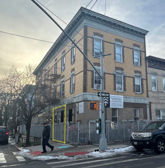 590 Onderdonk Ave, Ridgewood, NY à louer - Photo du bâtiment - Image 3 de 30