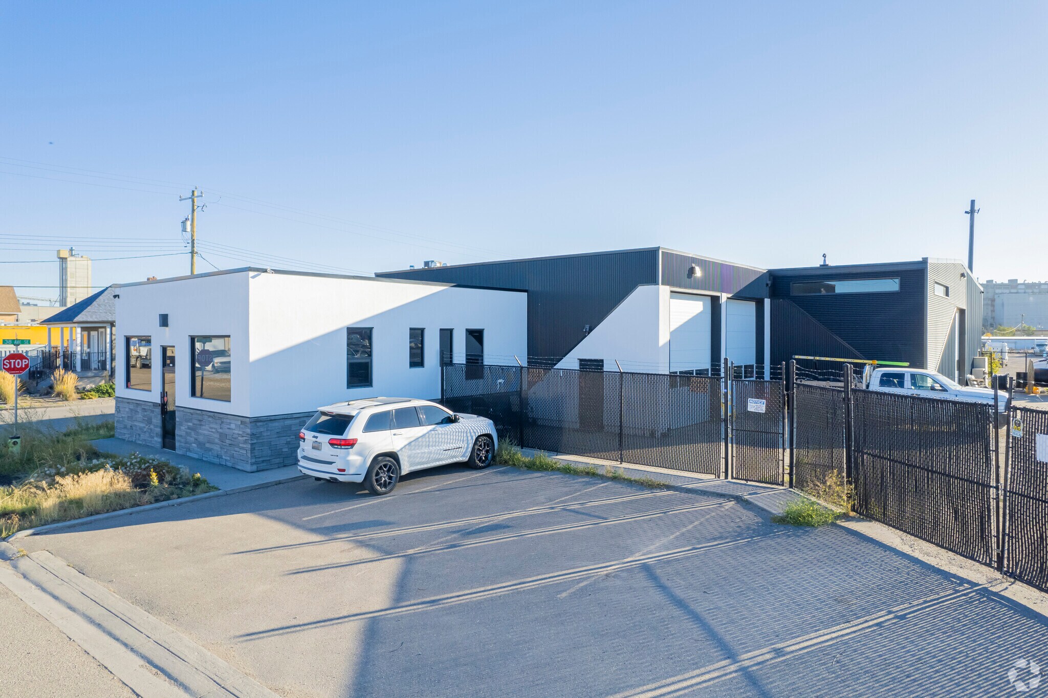 4004 14th St SE, Calgary, AB for sale Primary Photo- Image 1 of 1