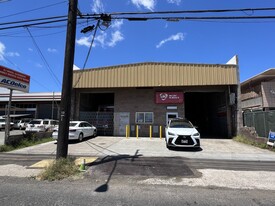 Warehouse with Office in Kalihi - Entrepôt