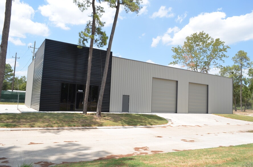 8024 Red Cedar Cir, Humble, TX for lease - Building Photo - Image 2 of 7