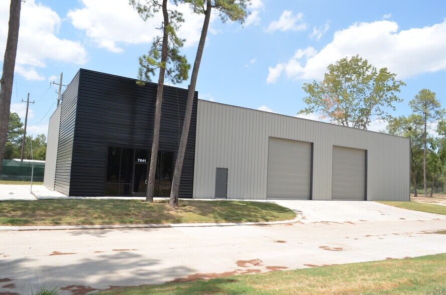 8024 Red Cedar Cir, Humble, TX à louer - Photo du bâtiment - Image 3 de 7