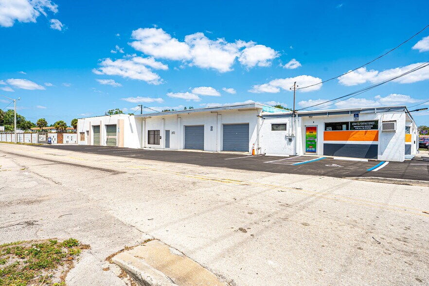 2280-2290 Fowler St, Fort Myers, FL à vendre - Photo du bâtiment - Image 3 de 28