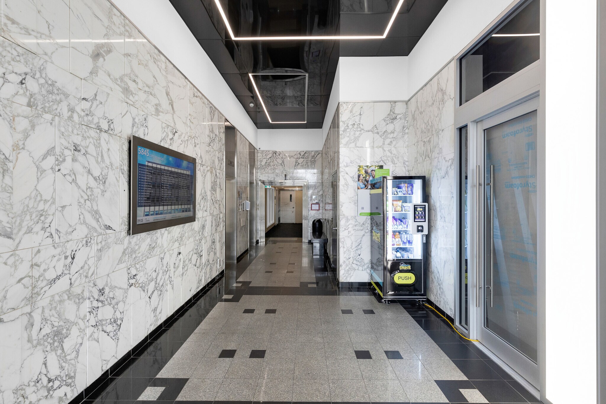 5843-5847 Ch De La Côte-Des-Neiges, Montréal, QC for lease Building Photo- Image 1 of 7