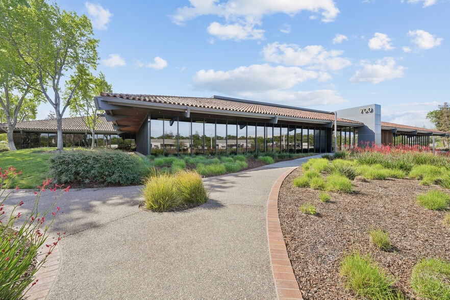 694-700 Tasman Dr, Milpitas, CA for lease - Building Photo - Image 1 of 7