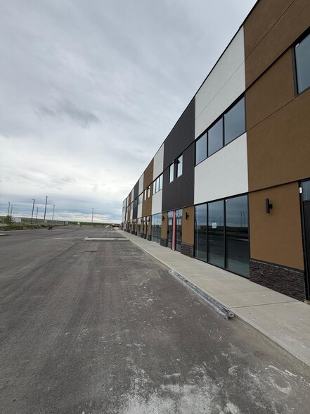 10680 36 St NE, Calgary, AB for lease - Building Photo - Image 3 of 15