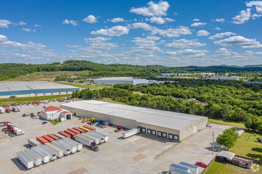 1601 SE Tater Peeler Rd, Lebanon, TN à louer - Photo du bâtiment - Image 2 de 3