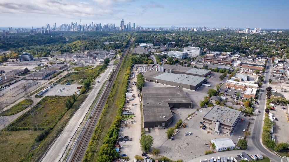 55 Esandar Dr, Toronto, ON à louer - Photo du bâtiment - Image 3 de 9