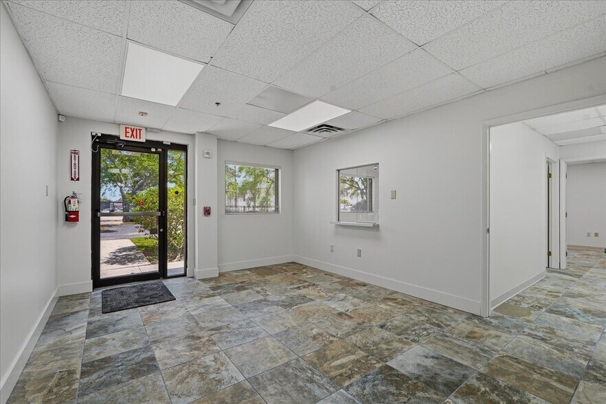 13770 Automobile Blvd, Clearwater, FL à louer - Photo du bâtiment - Image 3 de 17