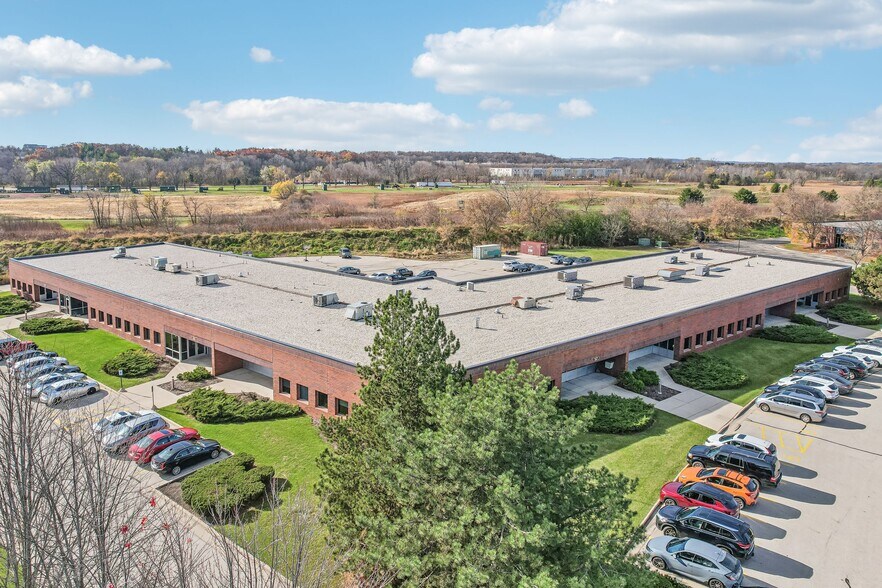 N25W23131 Paul Rd, Pewaukee, WI à vendre - Photo du bâtiment - Image 1 de 6