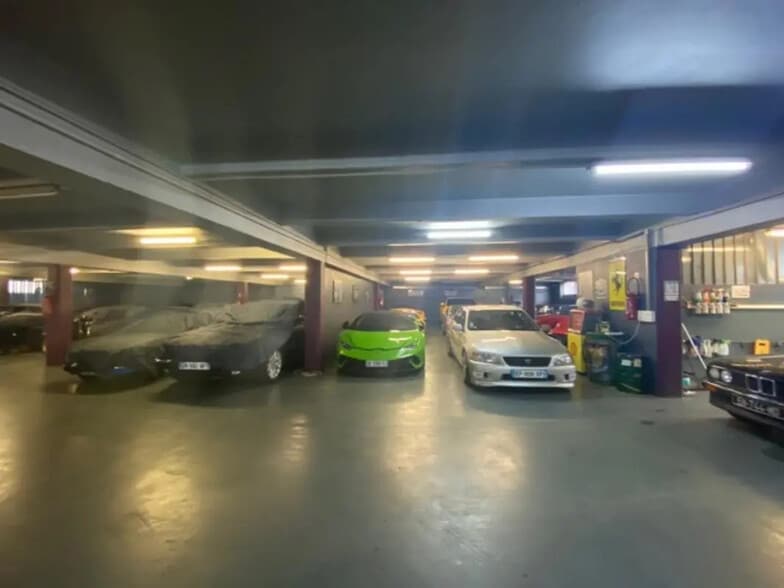 Flex in Lyon for sale - Building Photo - Image 3 of 6