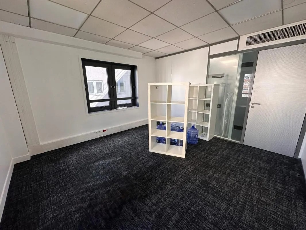 Office in Suresnes for lease Interior Photo- Image 1 of 28