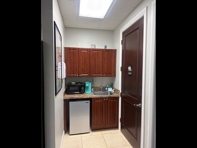 12855 SW 132nd St, Miami, FL à louer - Photo du bâtiment - Image 2 de 6