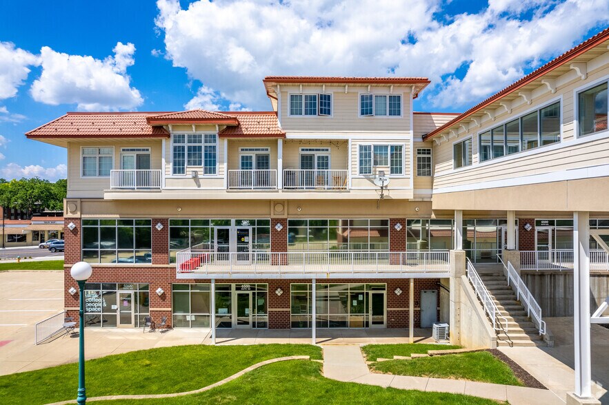 6500 University Ave, Windsor Heights, IA à louer - Photo du bâtiment - Image 3 de 19