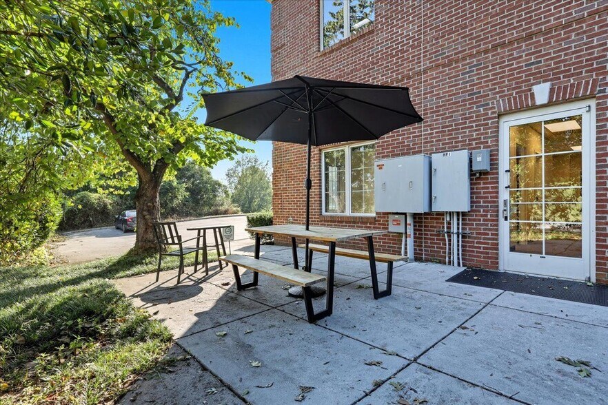 6223 Highland Place Way, Knoxville, TN à louer - Photo du bâtiment - Image 3 de 7