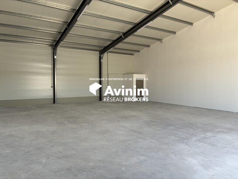 Industrial in Rognac for lease - Interior Photo - Image 1 of 8
