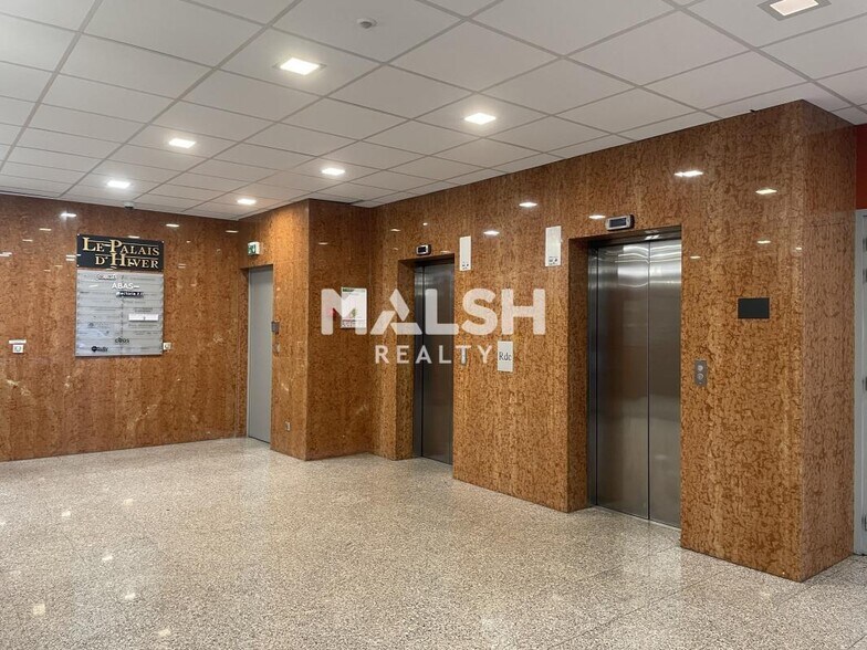 Office in Villeurbanne for lease - Lobby - Image 3 of 11