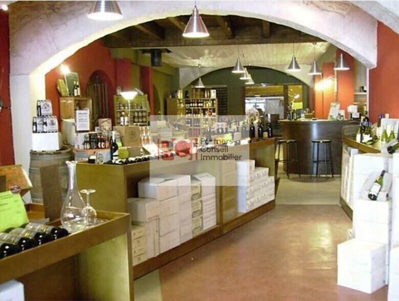 Retail in Nîmes for lease - Interior Photo - Image 1 of 3