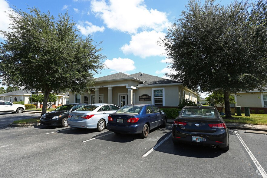 2240 Twelve Oaks Way, Wesley Chapel, FL à louer - Photo du bâtiment - Image 2 de 8