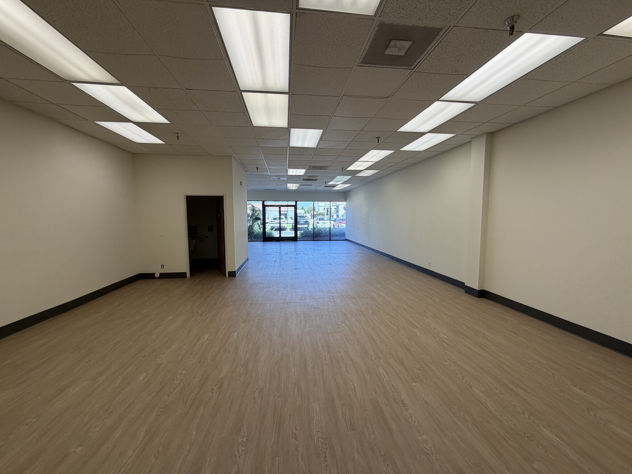 514-538 W Katella Ave, Orange, CA à louer Photo intérieure- Image 1 de 2
